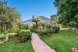 201 S Bristol Ave in Los Angeles, CA - Building Photo - Building Photo