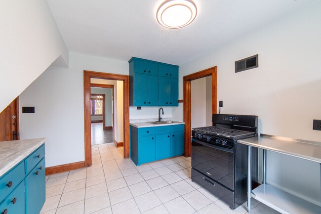 5804 W Walker St, Unit Upper