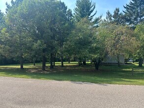 E2427 Holmes Rd in Waupaca, WI - Building Photo - Building Photo