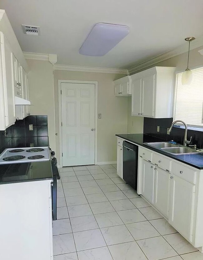 411 Whitehouse Dr in Lufkin, TX - Foto de edificio - Building Photo