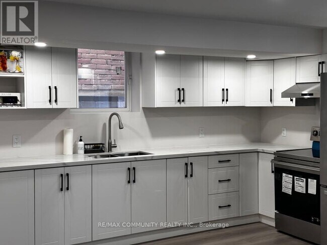 60 Bambridge St in Ajax, ON - Building Photo - Building Photo