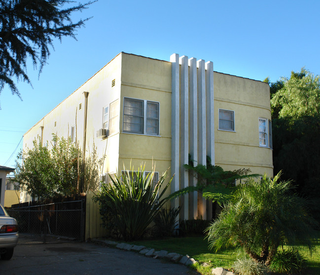 10740 Camarillo St in North Hollywood, CA - Foto de edificio - Building Photo