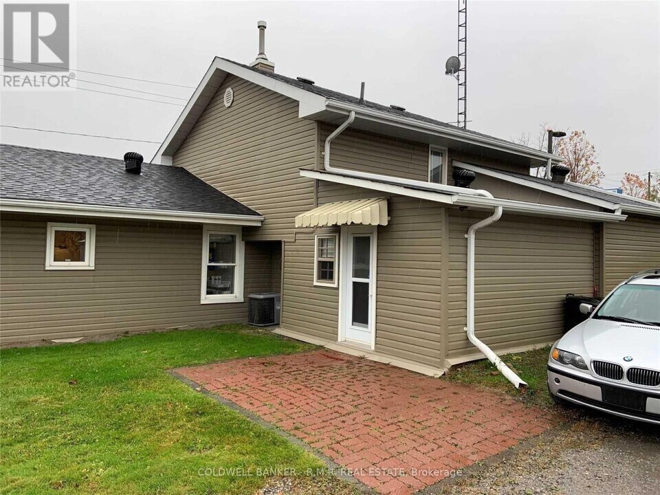 990 Taunton Rd E in Whitby, ON - Building Photo