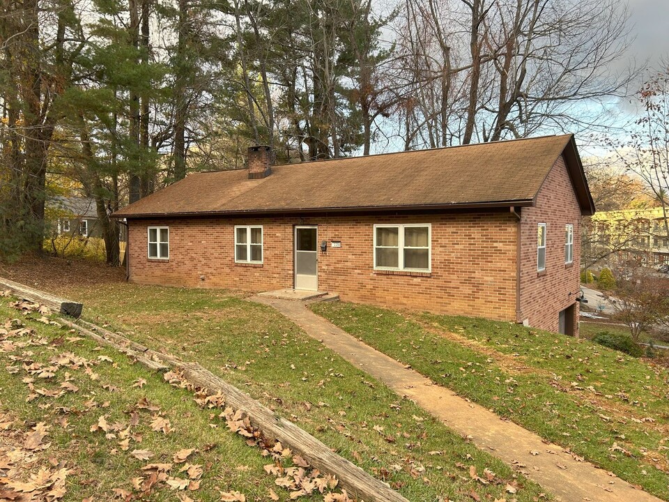 126 Woodland Dr in Boone, NC - Building Photo