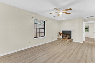 209 W Trinity St, Unit C in Forney, TX - Building Photo