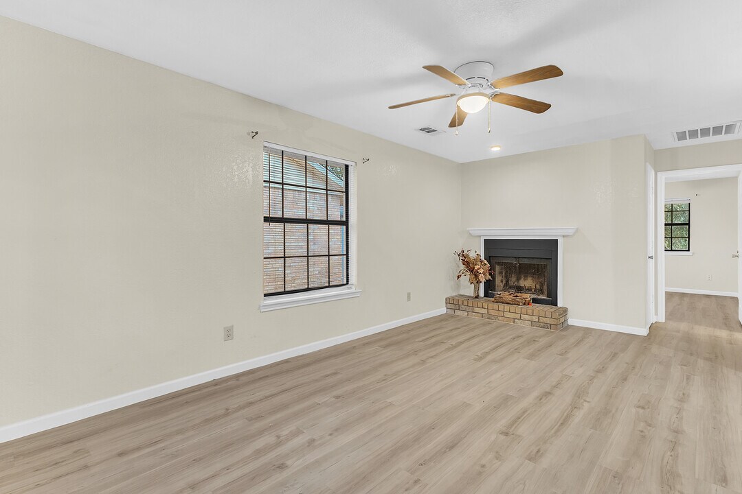 209 W Trinity St, Unit C in Forney, TX - Building Photo
