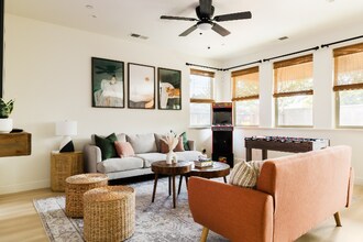 1715 East Autumn Sage Avenue in Fresno, CA - Foto de edificio - Building Photo