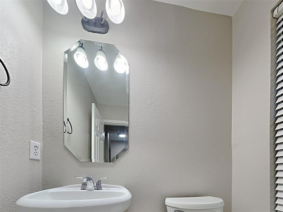 8110 Stagewood Dr in Humble, TX - Building Photo