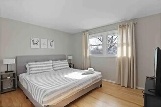 1523 Bates Ln in Schaumburg, IL - Building Photo - Building Photo