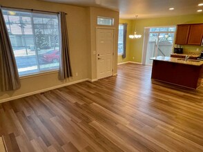 353 Holland Ave in Bellingham, WA - Building Photo - Building Photo
