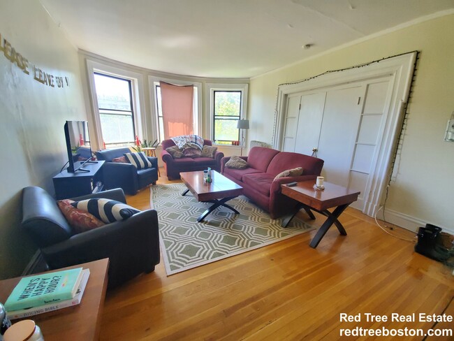 1688 Beacon St, Unit #10 in Brookline, MA - Building Photo - Building Photo