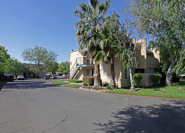 Windmill Place Apartments in Carmichael, CA - Foto de edificio - Building Photo