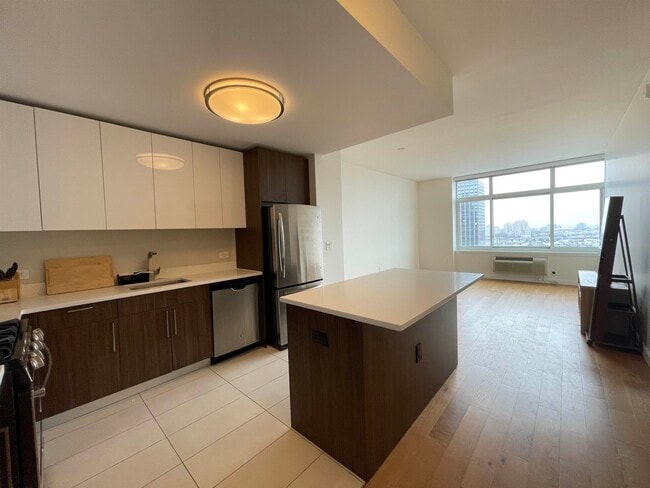 110 1st St in Jersey City, NJ - Building Photo - Building Photo