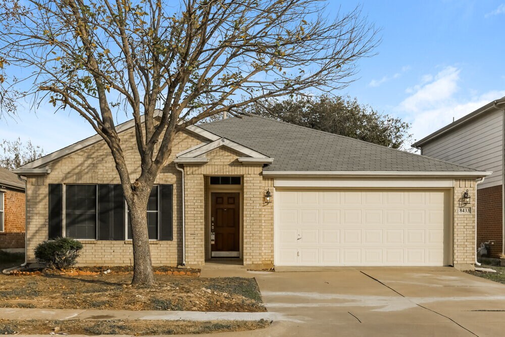 8433 Asheville Ln in Fort Worth, TX - Foto de edificio