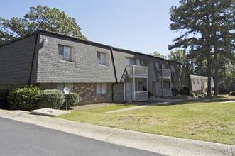 Amberwood Apartments in Riverdale, GA - Foto de edificio - Building Photo