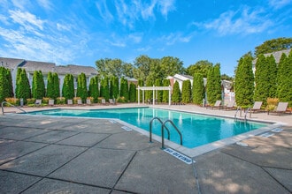 Whispering Lakes Apartments in Shelby Township, MI - Foto de edificio - Building Photo