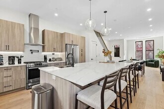 389 Manhattan Ave in New York, NY - Building Photo - Building Photo