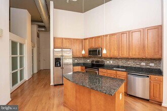 2720 S Arlington Mill Dr-Unit -102 in Arlington, VA - Foto de edificio - Building Photo