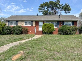 1923 Northbrook Dr in Charlotte, NC - Building Photo