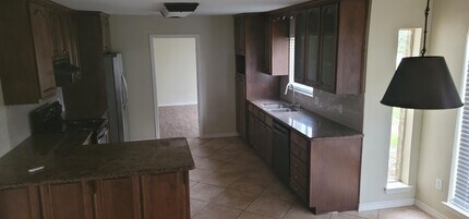 1375 Shadowdale St in Bridge City, TX - Building Photo - Building Photo