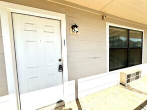 701 W Sycamore St, Unit 205 in Denton, TX - Building Photo - Building Photo