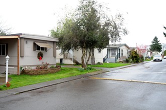 11823 NE Carl Rd in Woodburn, OR - Foto de edificio - Building Photo