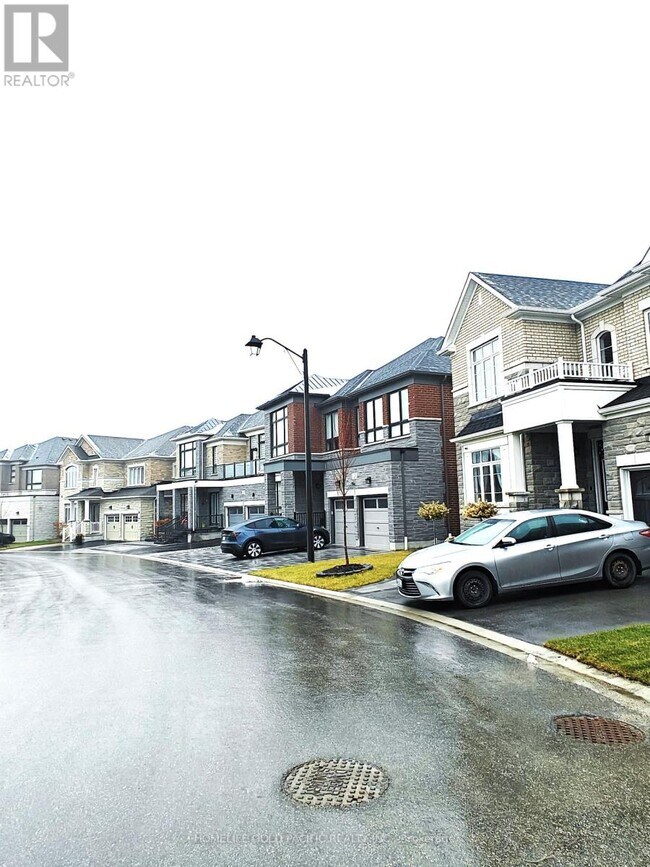 22 Pine Hill Cres in Aurora, ON - Building Photo - Building Photo