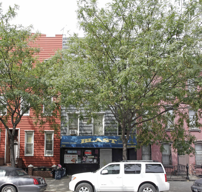 723 Metropolitan Ave in Brooklyn, NY - Building Photo - Building Photo