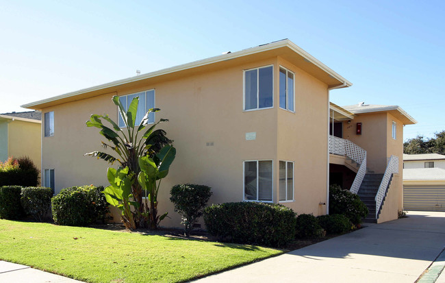 255-265 Estrella St in Ventura, CA - Foto de edificio - Building Photo