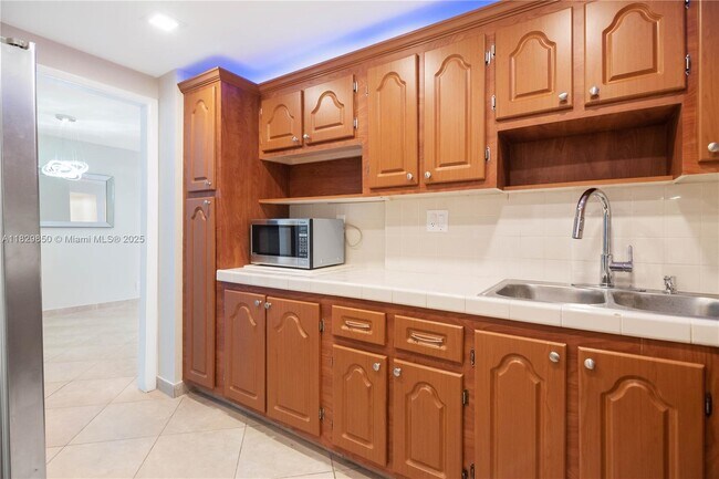 16740 NE 9th Ave in North Miami Beach, FL - Building Photo - Building Photo