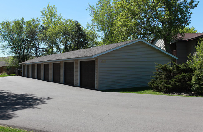 1620 Pinewood Ln in Hudson, WI - Building Photo - Building Photo