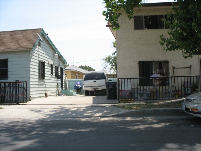 402 E 92nd St in Los Angeles, CA - Building Photo - Building Photo