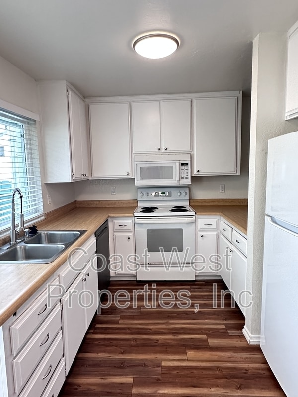 2119 Garnet Ave in San Diego, CA - Building Photo - Building Photo