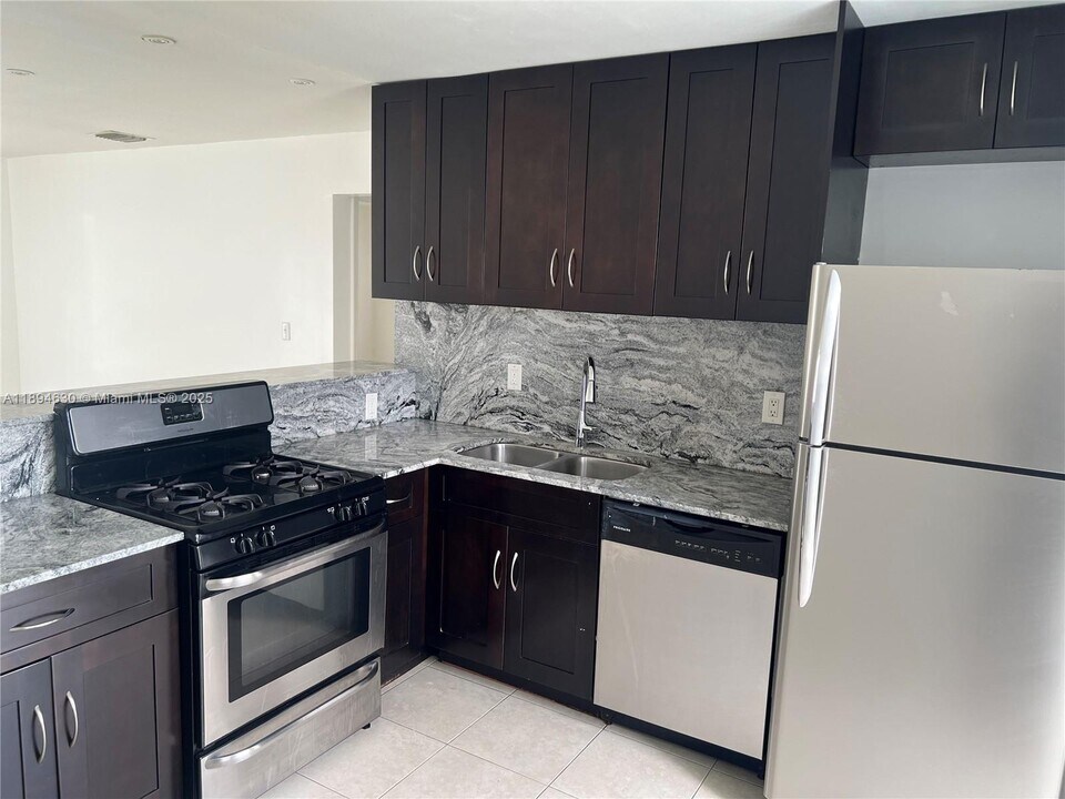 520 SW 10th St in Hallandale Beach, FL - Building Photo