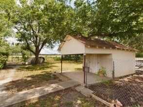 10243 US-290 in Hye, TX - Building Photo - Building Photo