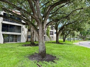 210 Lakeview Dr in Weston, FL - Building Photo - Building Photo