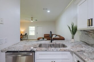 1412 Sustella Avenue in Valdosta, GA - Foto de edificio - Building Photo