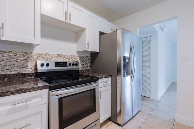 9459 SW 76th St in Miami, FL - Building Photo - Building Photo