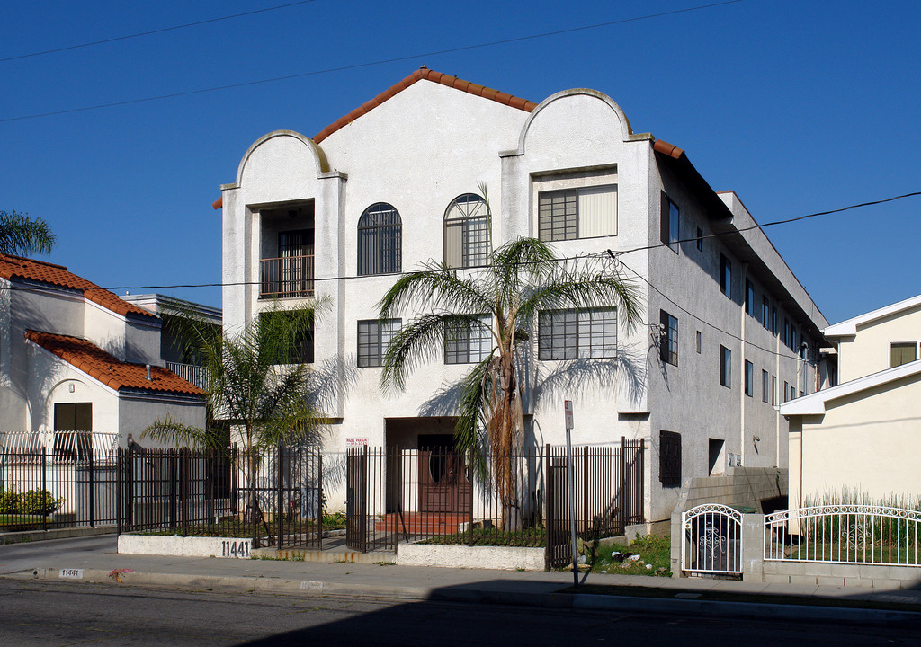 11441 Menlo Ave in Hawthorne, CA - Building Photo