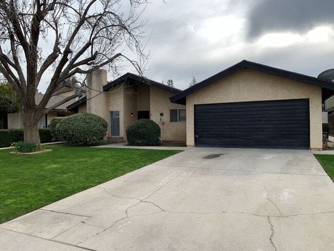 4401 Parkwood Ct in Bakersfield, CA - Building Photo - Building Photo