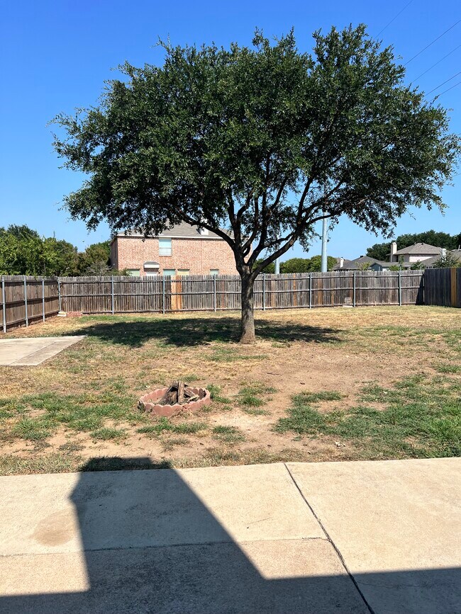 1101 Roundhouse Dr in Saginaw, TX - Building Photo - Building Photo