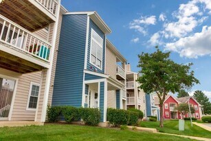 4308 Chesapeake Dr in Aurora, IL - Building Photo