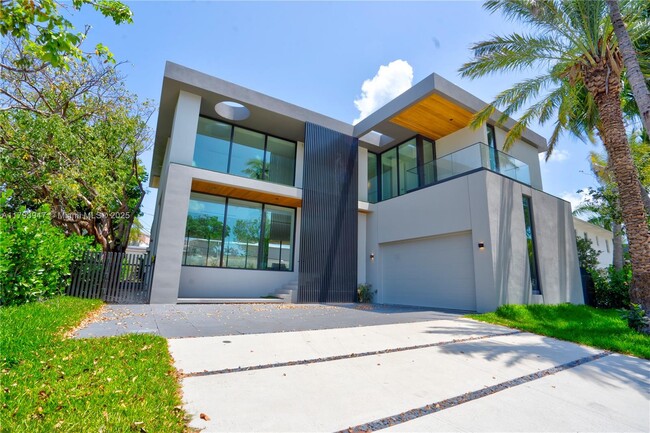 property at 735 Fernwood Rd