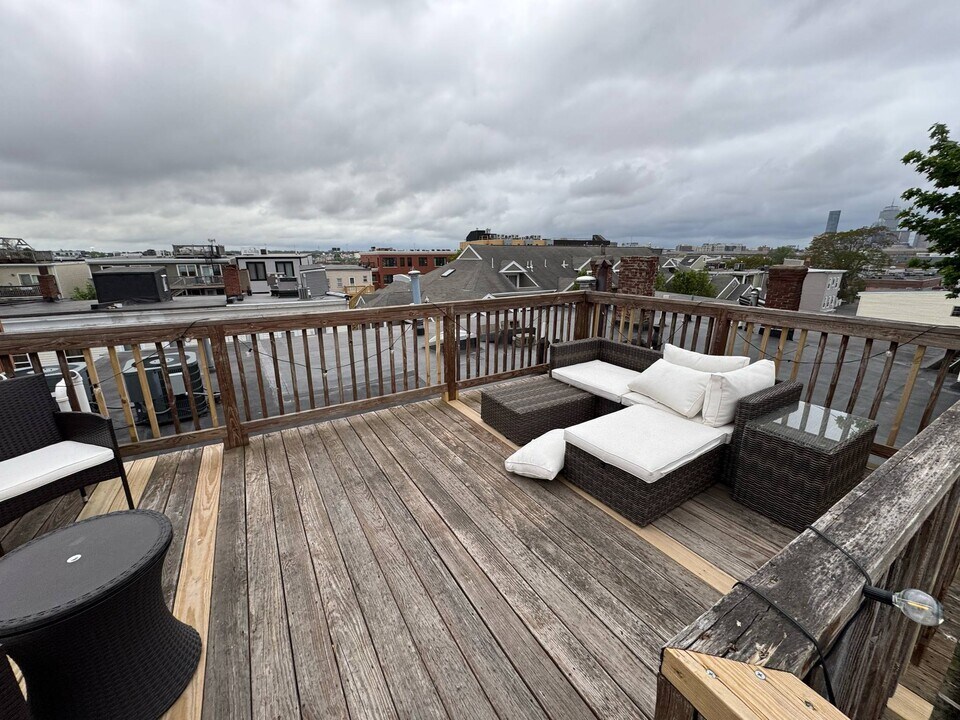 132 W 8th St, Unit 3 in Boston, MA - Building Photo