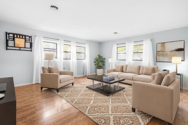 300 Barclay Rd in Chapel Hill, NC - Foto de edificio - Building Photo