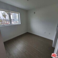 11405 Chandler Blvd in Los Angeles, CA - Building Photo - Building Photo