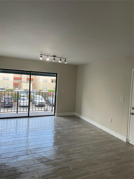 7427 SW 152nd Ave in Miami, FL - Building Photo