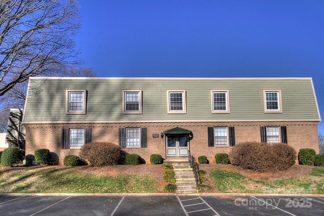 property at 2622 Park Rd