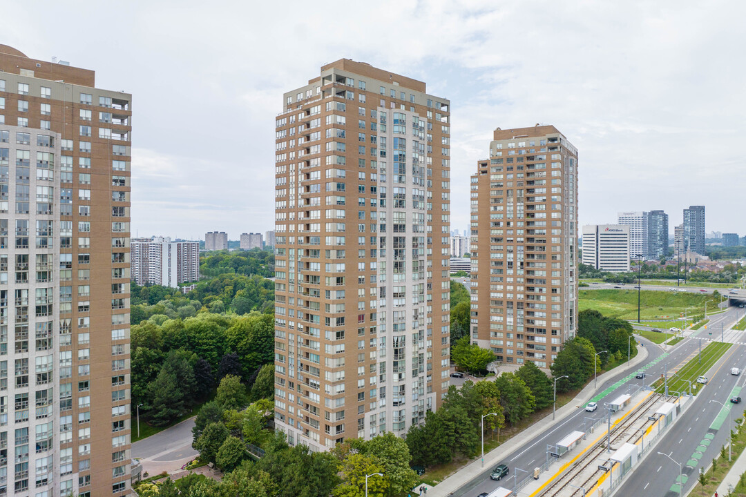 The Palisades in Toronto, ON - Building Photo