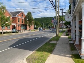 537 Main St in New Hartford, CT - Foto de edificio - Building Photo